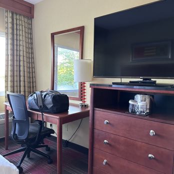 DoubleTree by Hilton Hotel Holland - Desk area - Hotels Near Me - Holland, Michigan DoubleTree by Hilton Hotel Holland - Desk area - Hotels Near Me - Holland, Michigan