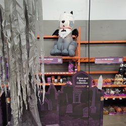 The Home Depot - 10/19/2022 - They have some great Halloween décor this year!