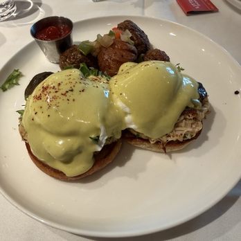 Little Daisy - Crab cake Benedict - Bars Near Me - Dallas, Texas