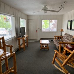 Harbor's Edge Motel - Spacious for a large family to spread out. Room 8A