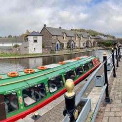 Theatr Brycheiniog - Brecon canal basin with the Theatre Brycheiniog cafe on the right.