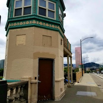 Burnside Bridge - Towers midpoint - Landmarks & Historical Buildings Near Me - Portland, Oregon