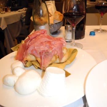 Amici Miei - Huge appetizer of mozzarella, buratta, ricotta, and fried pizza bread - Pizza Near Me - Torino, TO Amici Miei - Huge appetizer of mozzarella, buratta, ricotta, and fried pizza bread - Pizza Near Me - Torino, TO