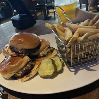 Yard House - Cheeseburger Sliders 10/10 - Vegetarian Near Me - Burbank, California Yard House - Cheeseburger Sliders 10/10 - Vegetarian Near Me - Burbank, California