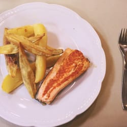 Piuke Restaurante - Salmón con papas y batatas al horno