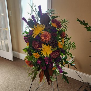 Stuart Flowers & Gifts - Florists Near Me - Stuart, Iowa