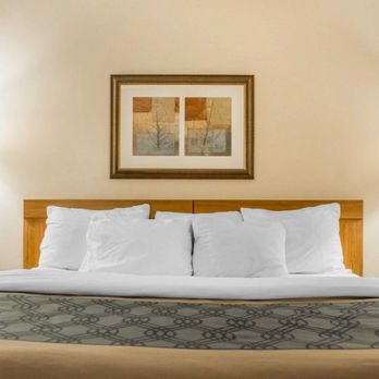 Econo Lodge Darien Lakes - Hotels Near Me - Corfu, New York