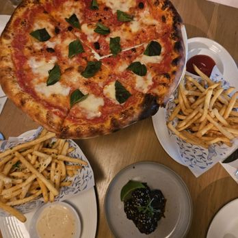 Earls Kitchen + Bar - Canadian (New) Near Me - Burnaby, British Columbia