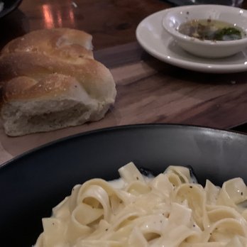 Napoli's Italian Restaurant - Alfredo and bread - Italian Near Me - Rogers, Arkansas