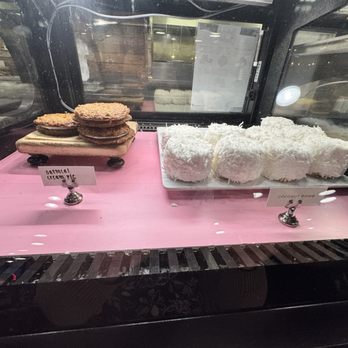 4 Rivers Smokehouse - Oatmeal cream pie and Coconut bomb - Barbeque Near Me - Kissimmee, Florida 4 Rivers Smokehouse - Oatmeal cream pie and Coconut bomb - Barbeque Near Me - Kissimmee, Florida