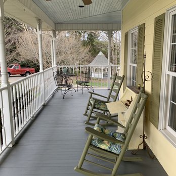 Fairway Oaks Bed & Breakfast - Wrap around porch - Hotels Near Me - Morganton, North Carolina Fairway Oaks Bed & Breakfast - Wrap around porch - Hotels Near Me - Morganton, North Carolina