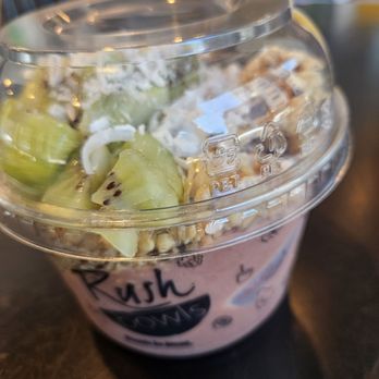 Rush Bowls - The beach bowl with kiwi and coconut toppers - Juice Bars & Smoothies Near Me - Oakland, California