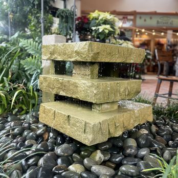 Foellinger-Freimann Botanical Conservatory - Lobby with shops and seating - Botanical Gardens Near Me - Fort Wayne, Indiana