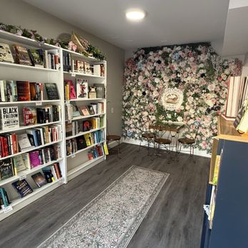 Cozy Calico Books - Cozy coffee table to read and eat and croissant. - Bookstores Near Me - Occoquan, Virginia