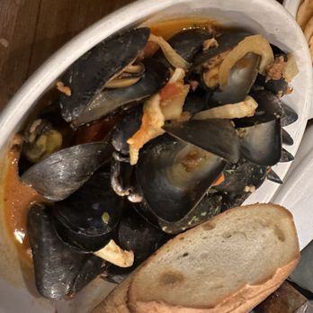 Blackwall Hitch - Pei mussles - New American Near Me - Baltimore, Maryland