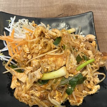 The Thonglor - Pad Thai with chicken - Thai Near Me - San Francisco, California The Thonglor - Pad Thai with chicken - Thai Near Me - San Francisco, California