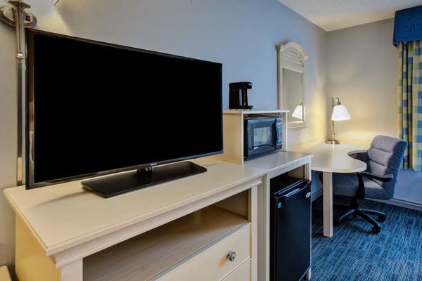 Hampton Inn & Suites Cape Cod-West Yarmouth by null