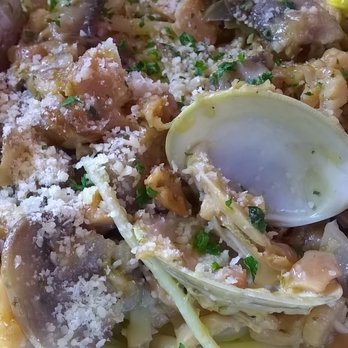 Mama Carolla's - Clams with linguine and mushrooms - Italian Near Me - Indianapolis, Indiana Mama Carolla's - Clams with linguine and mushrooms - Italian Near Me - Indianapolis, Indiana
