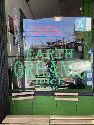 Earth Organic Juice Bar by null