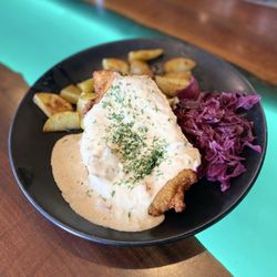 Edelweiss Pizza Pub Pastries - Jägerschnitzel
