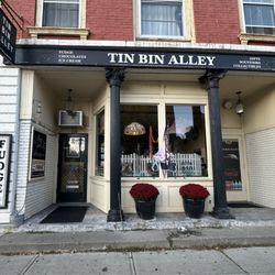 Tin Bin Alley - Outstanding place for awesome chocolate and ice cream!