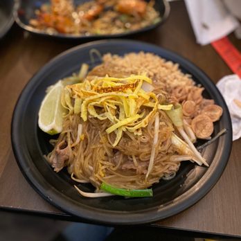 DAKZEN - Pad Thai - Thai Near Me - Somerville, Massachusetts
