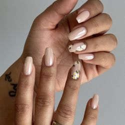 Waka Waka Nails - Structured manicure with Chrome powder and Nail Art
