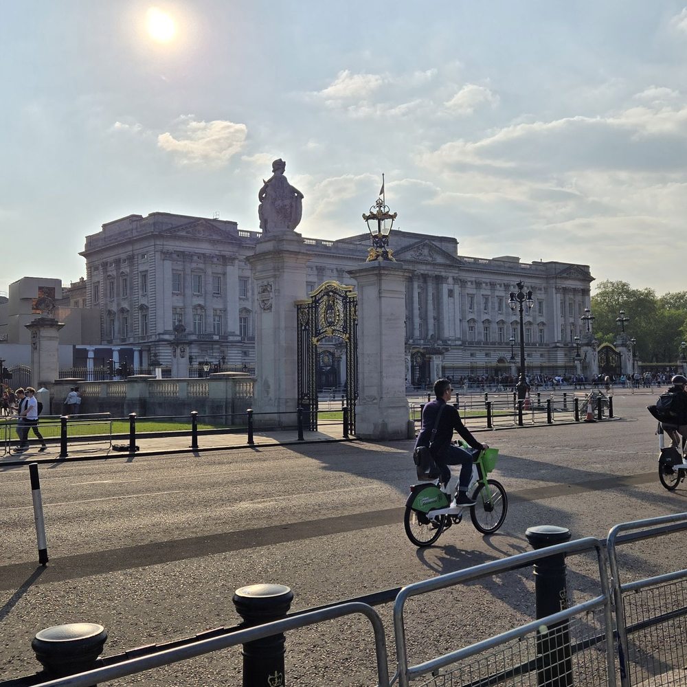Buckingham Palace - Landmarks & Historical Buildings Near Me - London, XGL