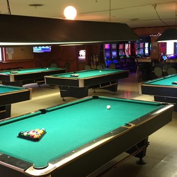 Hôtel Union - billiard tables in a pool hall - Hotels Near Me - Magog, Quebec Hôtel Union - billiard tables in a pool hall - Hotels Near Me - Magog, Quebec