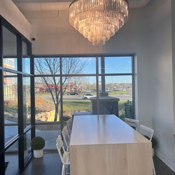 Crisp & Green - Inside seating - Juice Bars & Smoothies Near Me - Plymouth, Minnesota