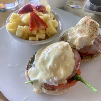 Castaway Cafe - Castaway Eggs Benedict - American Near Me - Lahaina, Hawaii