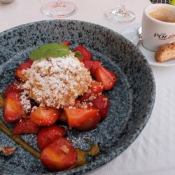 Limone - Topfenknödel mit Erdbeeren in Balsamicoessig mariniert. Leichte Säure mit etwas Mango