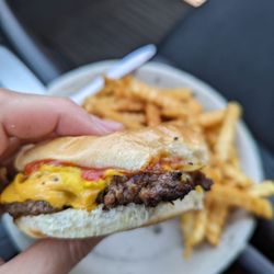 Ceilidh Drive-In - Cheeseburger goodness