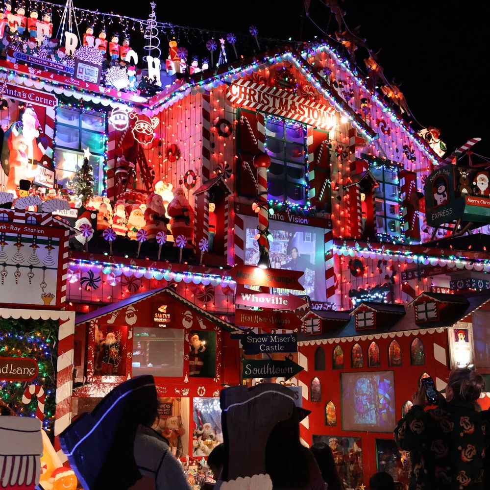 Bainbridge Christmas Lights - Holiday Decorations Near Me - Ladera Ranch, California