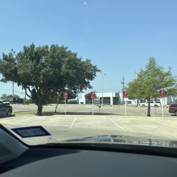 Jollibee - Parking Lot/ Pick Up Area - Chicken Shop Near Me - Plano, Texas Jollibee - Parking Lot/ Pick Up Area - Chicken Shop Near Me - Plano, Texas