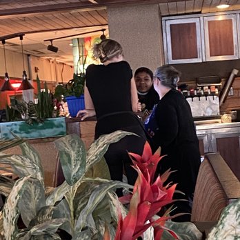 Bahama Breeze - Waiting for server to let her know about chipped rims - Bars Near Me - Troy, Michigan