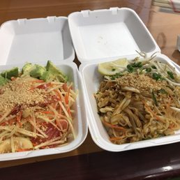 Papaya salad with avocado and chicken pai thai Papaya salad with avocado and chicken pai thai