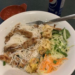 Pho Mango - Vermicelli noodles with grilled chicken and spring roll.