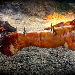 Momo's Grill - Feuerferkel auf Achse - Spanferkel am Spieß (Feuerferkel)