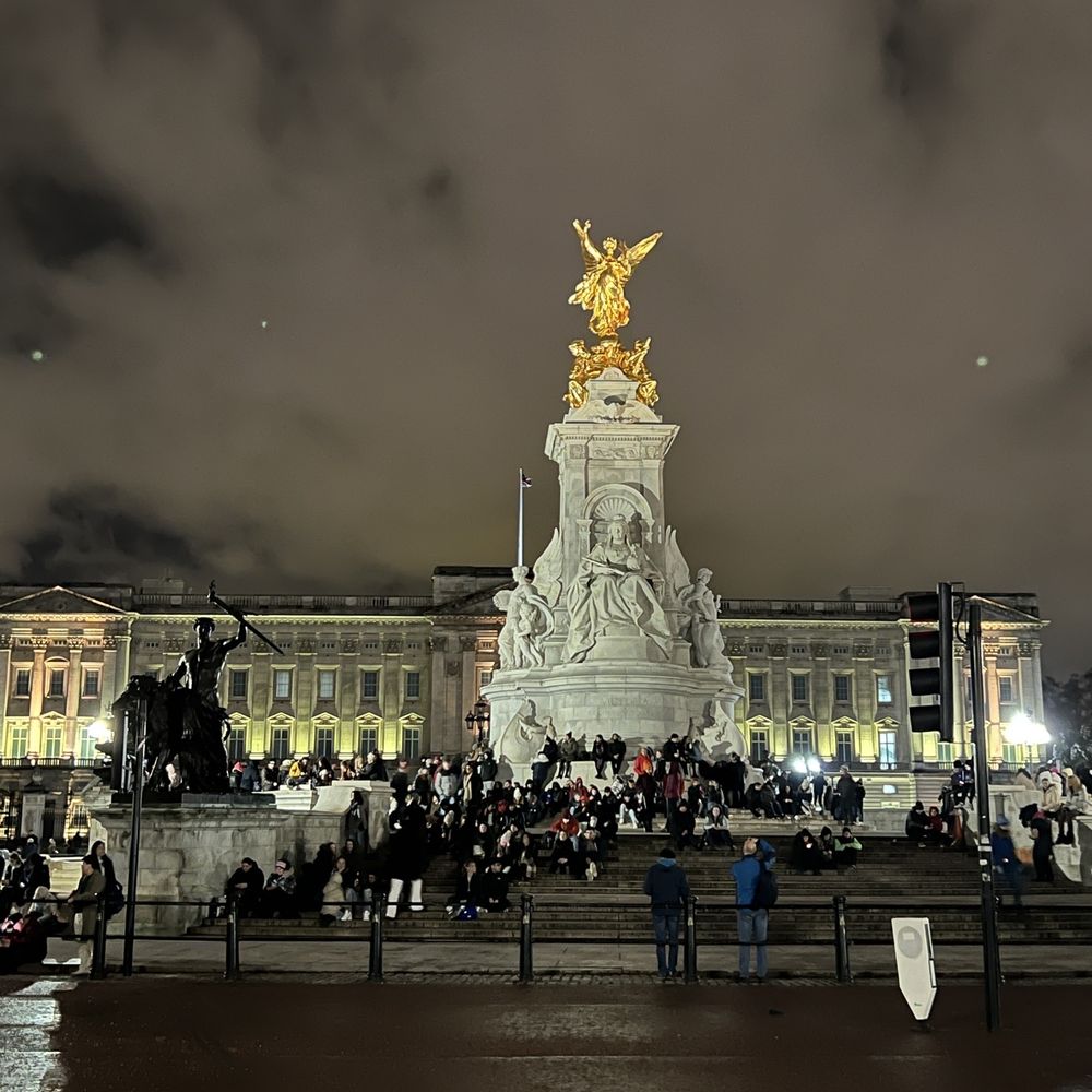 Buckingham Palace - Landmarks & Historical Buildings Near Me - London, XGL