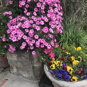 Tarpy's Roadhouse - Outdoor flowers - New American Near Me - Monterey, California