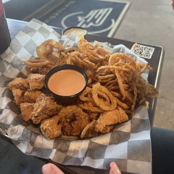 Rogers Roundhouse - Chicken NUGGETS & SIDE ONION STRINGS - Beer Gardens Near Me - Fort Worth, Texas