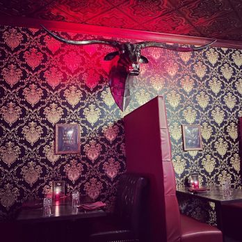 Blind Ox - indoor decor - Tapas/Small Plates Near Me - Honolulu, Hawaii