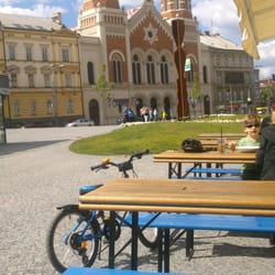 Lokál Pod Divadlem - Venkovní posezení s výhledem na třetí největší synagogu vůbec. Outdoor seating with view at the world´s third largest synagogue.