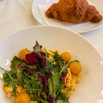 Café Central - Scrambled eggs with organic turkey ham, side salad and braised tomatoes - Cafes Near Me - Vienna, 9 Café Central - Scrambled eggs with organic turkey ham, side salad and braised tomatoes - Cafes Near Me - Vienna, 9