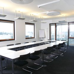 Maxpert - Schulungsräume | Maxpert Education Center Frankfurt: Unsere Schulungsräume sind hell, großzügig und klimatisiert.