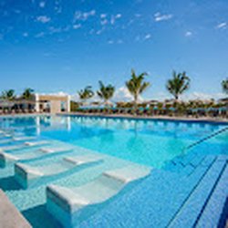 Premier Travel Girl - Cancun All Inclusive resort