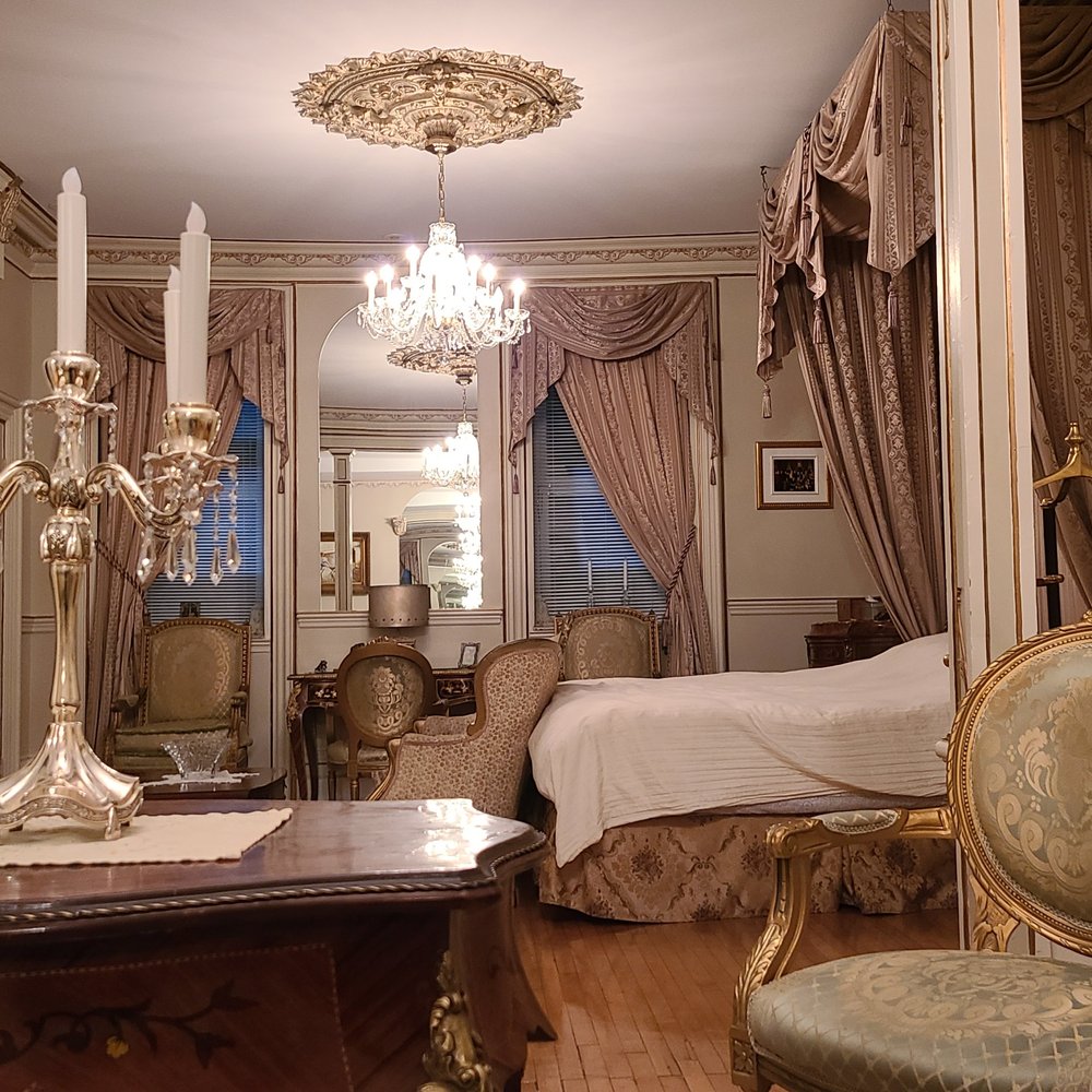 Chateau Du Faubourg - Royal Suite view of bedroom - Hotels Near Me - Quebec City, Quebec Chateau Du Faubourg - Royal Suite view of bedroom - Hotels Near Me - Quebec City, Quebec