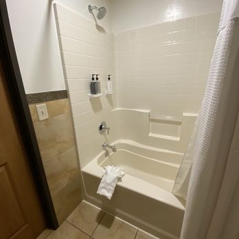 Ayres Hotel - Clean updated bathroom. - Hotels Near Me - Redlands, California