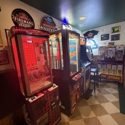 Cronies Sports Grill - Small arcade area